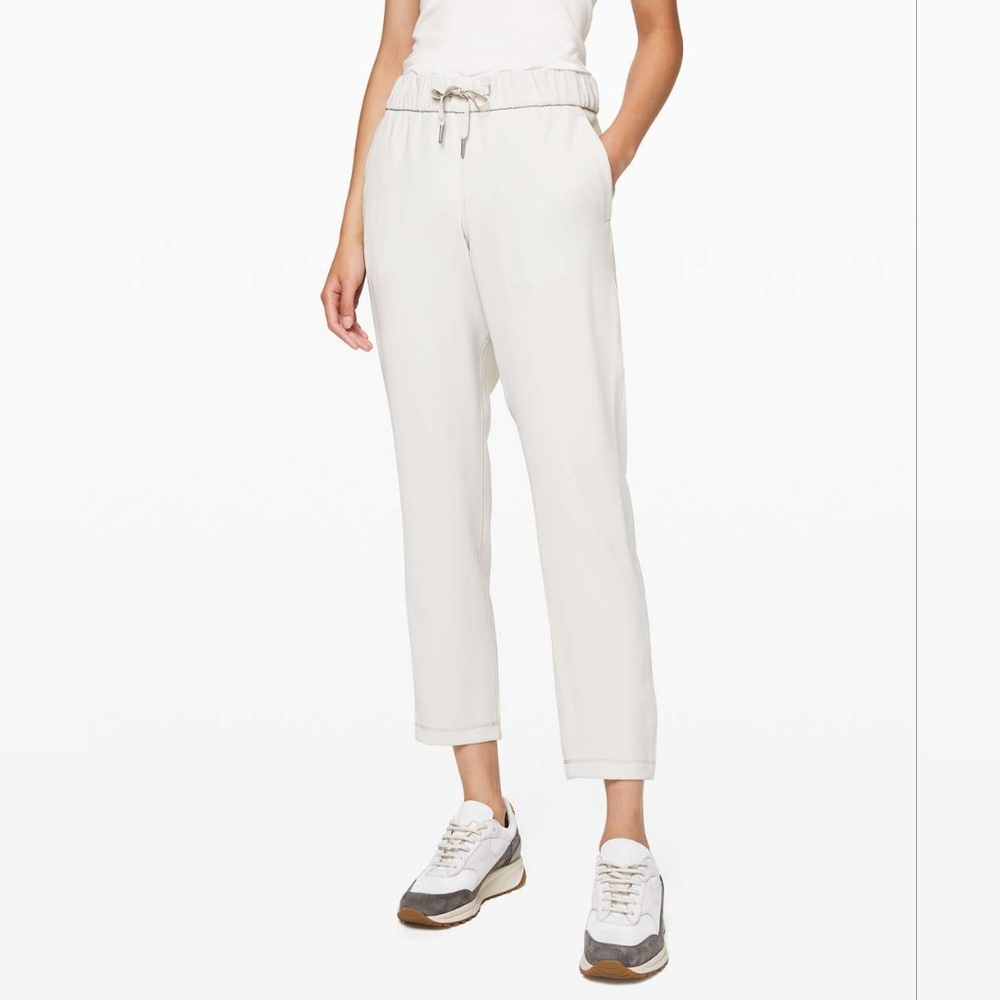 Lululemon Women's 'On The Fly' Woven High Rise 7/8 Pants in Silverstone - Size 4